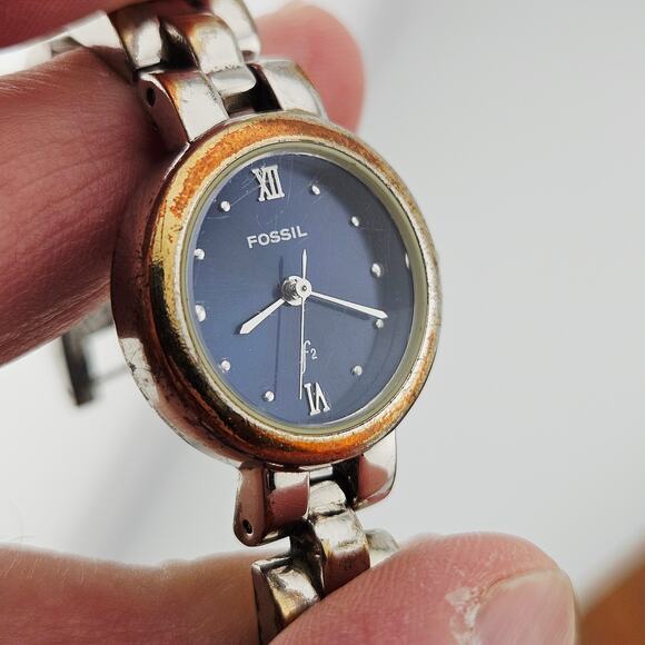 Fossil Women's Silver Tone Round Dial Watch ES-8860 Scratched Project TLC - Picture 3 of 7